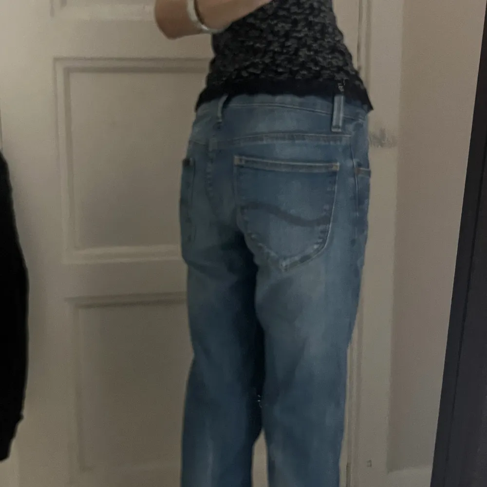 Låg/mid rise jeans super fina från lee säljer eftersom dom inte riktigt är min stil❤️. Jeans & Byxor.