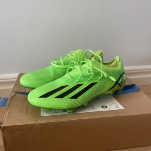 Adidas fotbollskor  - Adidas X Speedportal, adidas fotbollskor använda 2 träningar, men aningen för stora för mig så säljer därför dessa här.