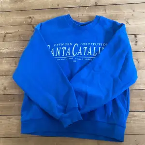 Säljer den här snygga sweatshirten från Gina tricot, säljer eftersom den inte kommer till användning längre💗