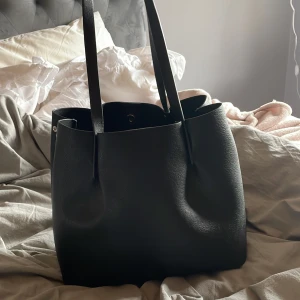 Väska  - Snygg väska från Åhléns, knappt använd ❤️❤️