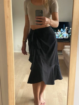 Svart kjol med volanger  - Säljer en jättefin kjol med volanger från GinaTricot 💖💓Storlek 36