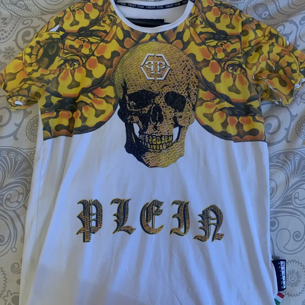 säljer denna  (och en annan, kolma min sida) oanvända Philipp Plein tshirten då den är förstor. Den har rhinestones på döskallen. Pris kan diskuteras!. T-shirts.