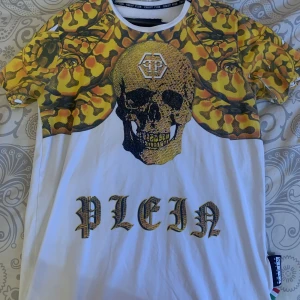 Philipp Plein t-shirt - säljer denna  (och en annan, kolma min sida) oanvända Philipp Plein tshirten då den är förstor. Den har rhinestones på döskallen. Pris kan diskuteras!