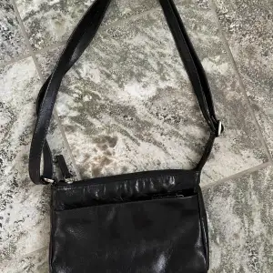 Säljer denna svarta väcka som jag använt fåtal ggr!💕 simpel svart väska och pris kan diskuteras! Tycker väskan är jätte fin bara att den tyvärr inte kommer till användning så ofta💕 pris kan diskuteras , använd gärna köp nu funktionen!!