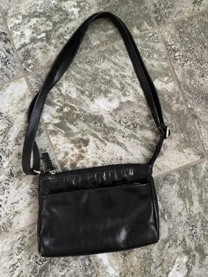 Svart Väska🖤 - Säljer denna svarta väcka som jag använt fåtal ggr!💕 simpel svart väska och pris kan diskuteras! Tycker väskan är jätte fin bara att den tyvärr inte kommer till användning så ofta💕 pris kan diskuteras , använd gärna köp nu funktionen!!