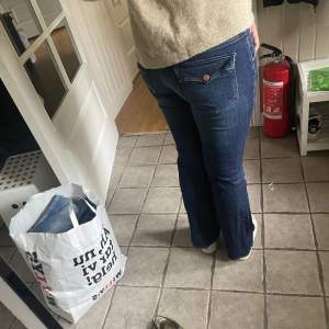 Ett par svin snygga vintage bootcut jeans som gör ont att sälja men hittar tyvärr inte längre någon användning för dem