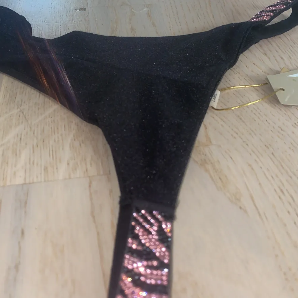 En superfin bikini underdel med rosa glitter Mönster på sidorna,  i storlek M, köpt i en känd bikini affär i Grekland (MED) , nypris ca 280 kr, helt oanvänd, passar även S💘. Övrigt.