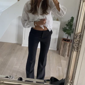 Kostymbyxor Mango - Jättefina kostymbyxor från mango som är helt slutsålda. De är midwaist och i kraftigt tyg. Det är enbart används en gång och nypris är 599 kr. Passar någon som är M🥰🥰de passar långa ben!!