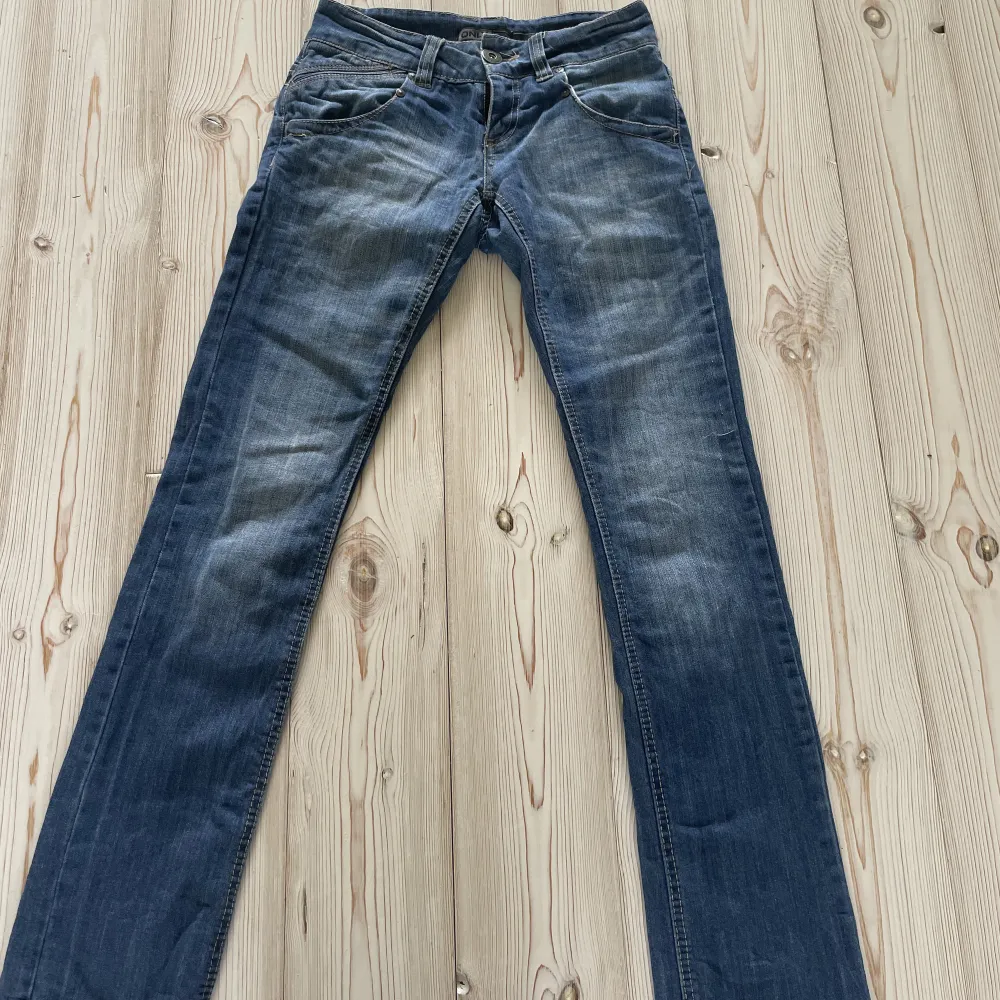 Mellanblå jeans i helt ok skick. Uppsprättade nertill. Säljer då dom är några centimeter för korta på mig som är 164 cm lång!😊. Jeans & Byxor.