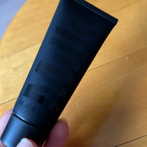 Milk primer  - Milk primer som inte används längre då tycker inte passar bra för mig så vill gärna sälja vidare till någon annan som använder den. Bara testat 2 gånger så mycket produkt kvar i. 