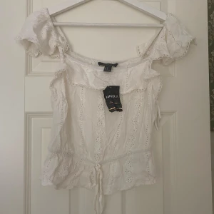 Söt topp med knyt - Söt oanvänd top från Forever 21. Knyt längst ner och smickrade små ärmar! 🥰🤍