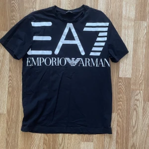 Ea7 T-shirt - Skick 8/10, använd ett fåtal tillfällen. 