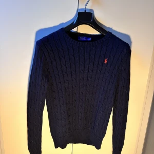 Stickad Tröja Ralph Lauren - Stickad tröja från ralph lauren, använd en gång 