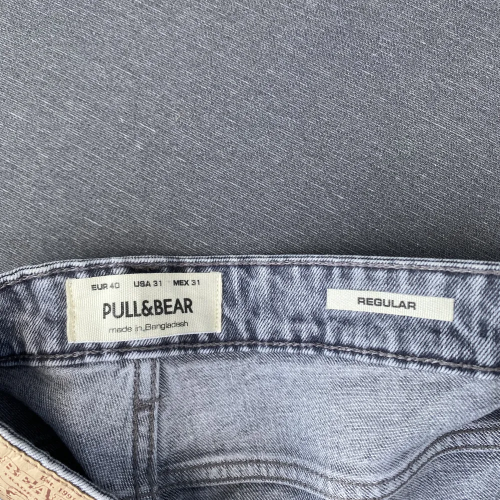 Säljer mina grå pull and bear regular fit. Byxorna är i nyskick. . Jeans & Byxor.