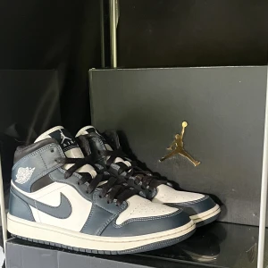 Jordan 1 mid armory navy - 🦕Jordan 1 mid armory navy 🦕🔥Storlek 41 🔥⭐️Box och kvitto tillkommer ⭐️🍀Bra skick 🍀📦Kan fraktas eller mötas upp i Stockholm 📦☀️Perfekta till sommaren ☀️🌸Pris kan diskuteras vid snabb affär 🌸