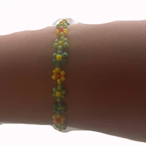 Armband  - Du kan designa ditt eget armband. Dom går att också justera 