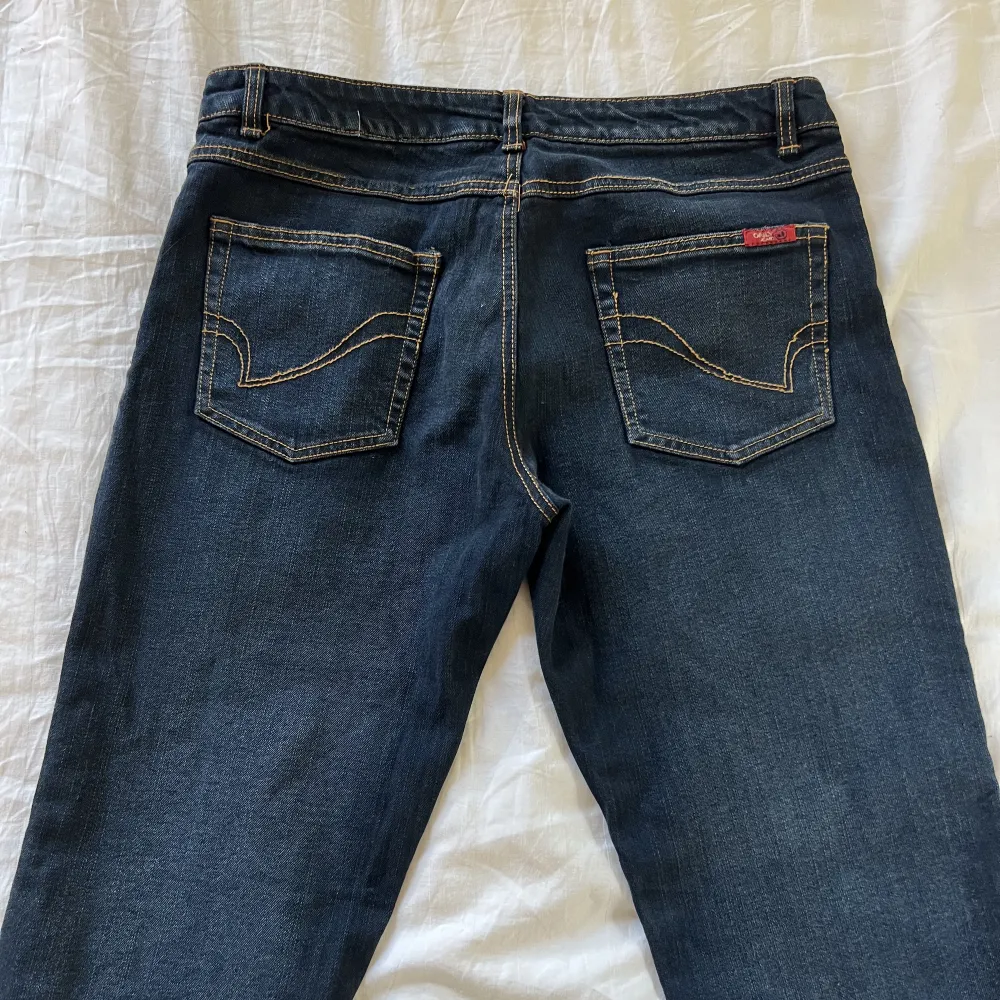 Snyggaste Lågmidjade mörkblå jeansen från Only med två knappar. Hör av er för mått och bilder på!. Jeans & Byxor.
