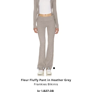 frankies bikinis set - Liknande frankies bikinis set som exakt ser ut som det orginala💓endast testat, säljer som set men kan sälja tröjan/byxorna endast vid beslut i dm🫶  