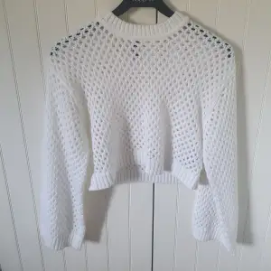 Vit stickad tröja från H&M, säljer för att den inte används, kontakta vid intresse, tryck inte på köp nu, köpare står för frakt❤️