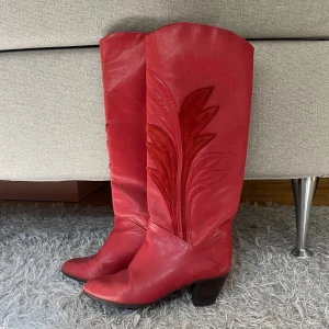 Trendiga italienska cowboyboots i äkta läder! - Skorna är vintage men i mycket bra skick. De är gjorda i Italien av äkta läder. Säljer då de är för små. Köparen betalar för frakten!