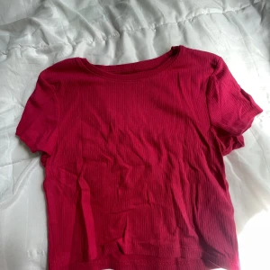 Rosa t shirt  - Använd 1-2 gånger 