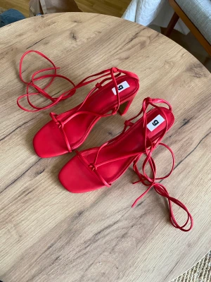 Oanvända klackar - Säljer dessa oanvända klackar från GinaTricot.   Nypris: 349kr