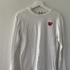 Vit långärmad tröja från Comme des Garçons, storlek S. 