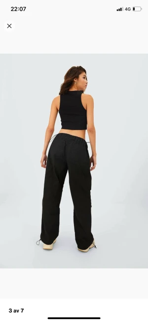 Cargobyxor - Svarta cargo byxor från stradivarius. Köpta för 400kr. Använt en gång, jätte fint och bra skick. 