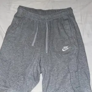 Ett par Nike shorts (använda ett fåtal gånger ”Inga hål eller fläckar” Storlek ”S” men passar som ”M” också.