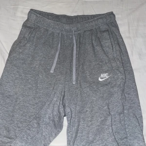 Nike shorts  - Ett par Nike shorts (använda ett fåtal gånger ”Inga hål eller fläckar” Storlek ”S” men passar som ”M” också.