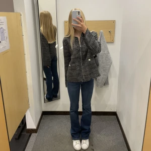 Vår och höst jacka - Säljer denna jättefina vår jackan som endast andvänd 3 gånger. Köptes för 1299kr.💗