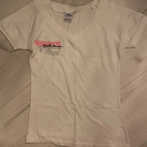Billabong T-shirt 2000-tal - En t-shirt jag knappt använt. Äkta Billabong. Skitsnyggt t lågmidjade jeans. Köptes på Beyond Retro i våras för 290kr. Säljer för 70kr (vill bli av med allt) Storlek S
