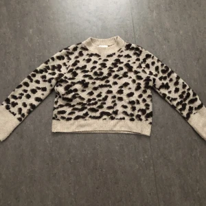 Stickad tröja från HM - Säljer denna i bra skick. Lite cropped modell med utsvängda långa armar.