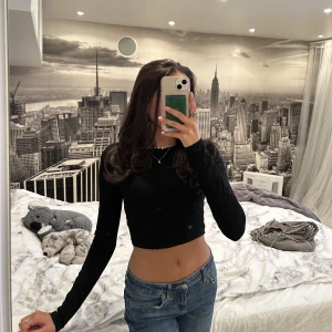 Långärmad tröja  - En tunn långärmad tröja i ett mysigt och mjukt material, storlek xs! Har en i svart och en i vit, 1 för 79 och båda för 130kr💞