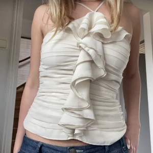 Volangtopp (säljervidare) - Jätte fin volangtopp som jag köpt här på plick men den har aldrig kommit till användning☀️ Köptes för 350kr💕  (Bilder från säljaren jag köpte toppen av)  skriv för fler bilder💕