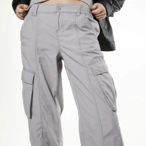 Hm cargo byxor - Lånad bild från hm på dessa vackra sköna cargos 