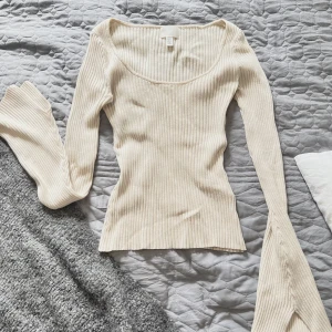 Tröja / topp från hm  - Långärmad beige tröja från hm med ballongärmar / utvidgade ärmar i st XS men passar även S. Super stretchig, mysig och helt oanvänd. 