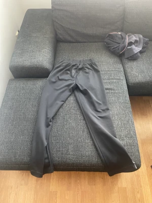 Palm angels - Palm angels byxor äkta en lite reva där bak men därför säljer jag dom billigt köpta för 3000 Pris kan diskuteras 