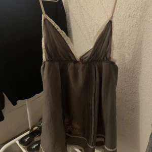 supersött oddmolly nattlinne klänning  - Supersött nattlinne från oddmolly med söta broderier, aldrig använt💕 Skulle säga att den är grön brun aktig💕Vet inte exakt storlek men skulle säga att den passar allt mellan XS-M eftersom den har ett stretchigt resår under bysten😊 Mått- längd: 75cm 