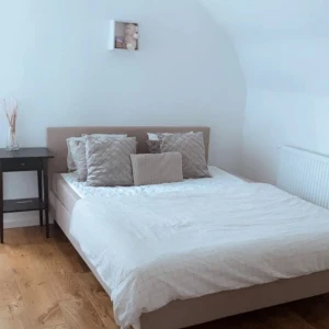 Säng  - Fin och fräsch säng till salu 