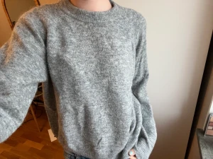 Stickad tröja - En grå stickad tröja ifrån Zara som ger knappt inga tecken från änvändning. Har använd den mycket men har inga fläckar eller hål. Skriv för frågor eller fler bilder!🫶🏻