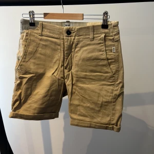 Winwin chinos-shorts  - Beigea shorts från winwin Använd i bra skick  Nypris 399kr Skick 6/10 XS men passar S