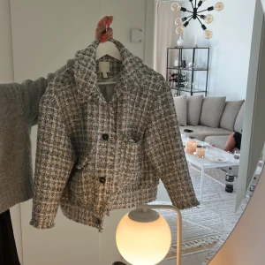Jacka - Säljer min jacka ja köpte på hm för nått år sedan, den är som en stickad/virkad jacka. Som helt ny använd vid 1 tillfälle!  Storlek S lite oversized 