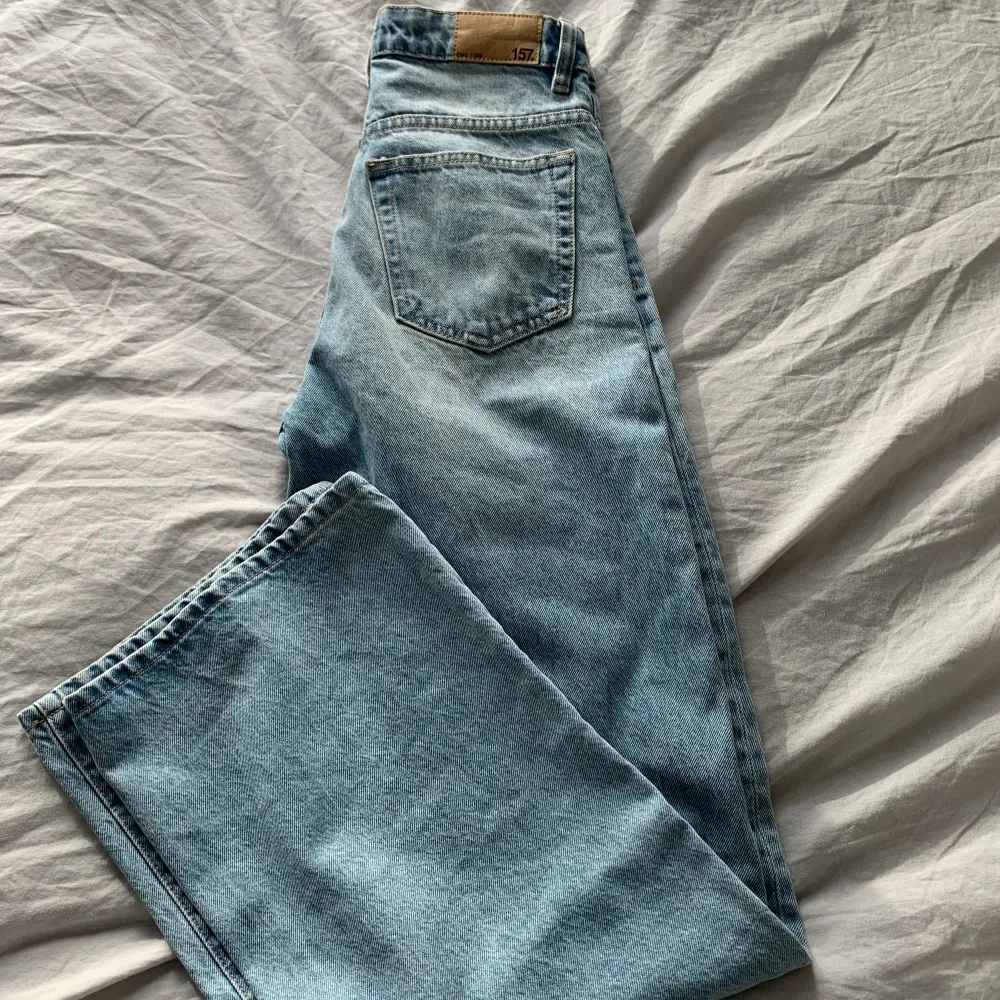 Fina utsvängda jeans som knappt är använda🥰. Jeans & Byxor.