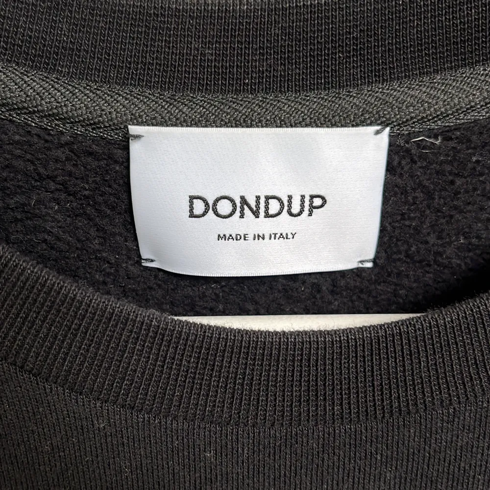 Dondup sweatshirt, svart med tryck Inköpt på NK Göteborg 2020  Perfekt nu till slutet av sommaren och hösten. Säljs för att den inte passar mig längre. Sparsamt använd, mycket fint skick (8/10) Nypris 2499kr . Tröjor & Koftor.