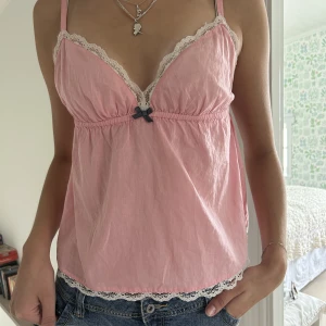 Rosa odd molly linne med spets - Superfint linne från odd molly som inte säljs längre, sparsamt använt så i bra skick! 💗strl 0, så motsvarar typ xs!