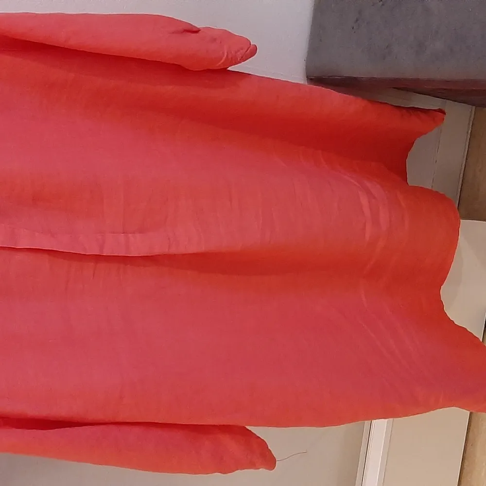 Underbar röd/orange färg. St 36 För liten så den är endast anvämd två gånger. I linne.. Klänningar.
