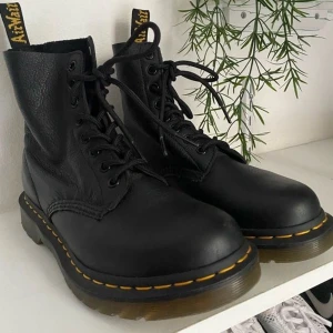 Dr Martens Strl 37 - Säljer mina superfina Dr Martens 1460 Pascal i Strl 37 då jag har ett par nya i annan modell. Dessa är i mycket bra skick då de inte har kommit till användning särskilt mycket. Första bilden är lånad, andra är min egen. Om du har frågor, kontakta mig!💕💕