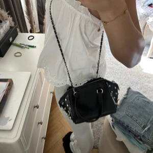 Väska - Väska från zara med nitar på sidorna 