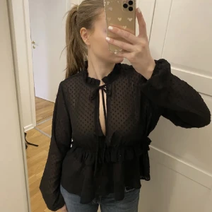 Svart Blus - Säljer denna svarta blus från bikbok som är helt slutsåld. Den är i storlek S men passar även Xs, den är i super bra skick. Hör av er vid frågor annars går det jättebra att trycka på köp nu 🤗💘
